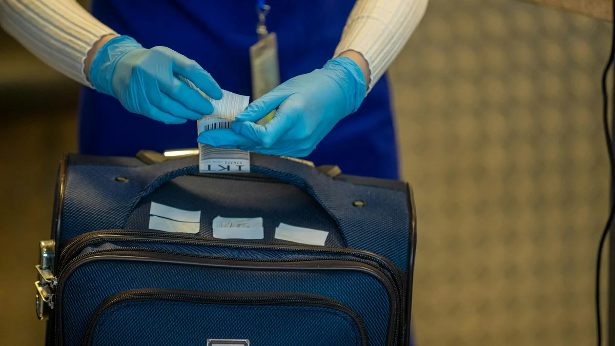 Maleta de cabina midiéndose en el medidor de equipaje de mano de una aerolínea low-cost